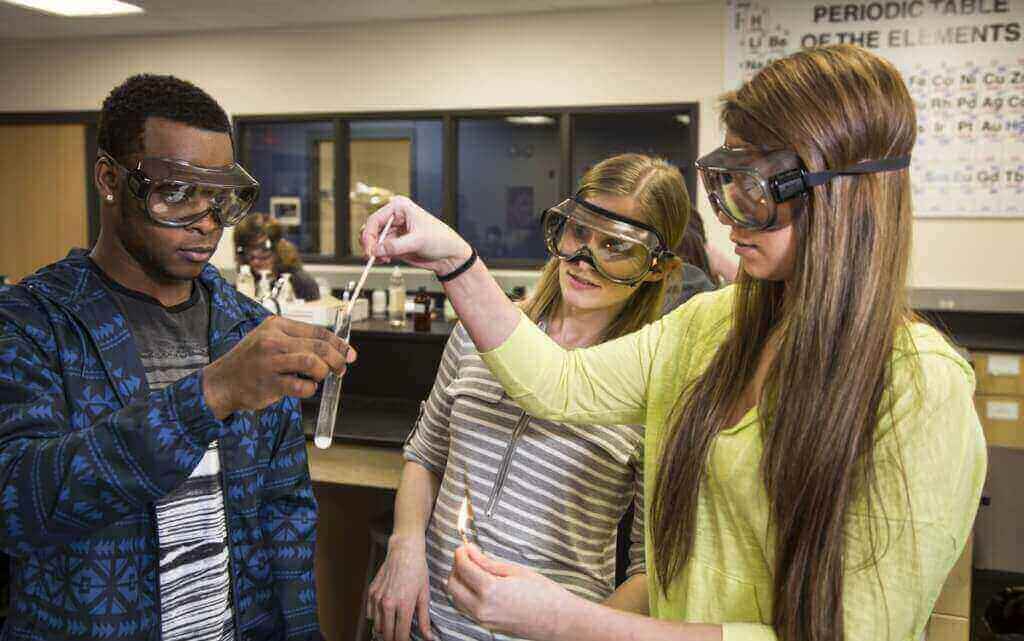 Photo: Christen Smith and students in chemistry lab