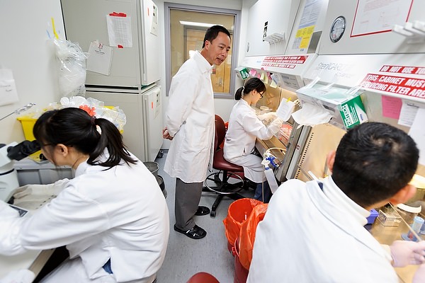 Photo: Su-Chun Zhang in lab