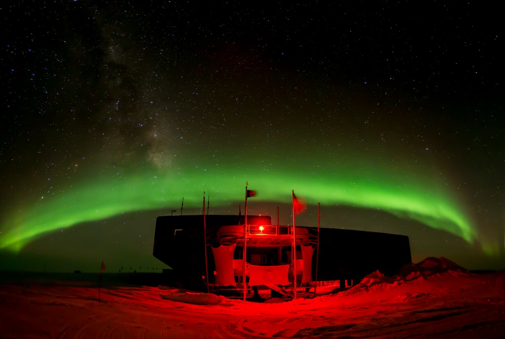 Photo: IceCube observatory illuminated red under green aurora