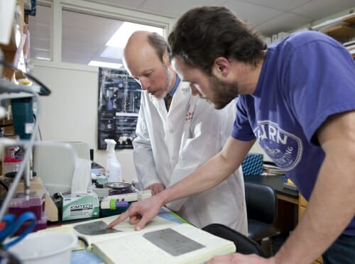 Photo: Tim Kamp and researcher in lab