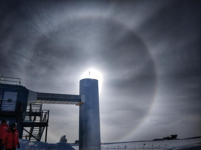 Photo: A halo around the sun with the IceCube laboratory in the foreground in January, 2019.