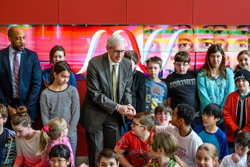 Photo: Evers greeting schoolchildren