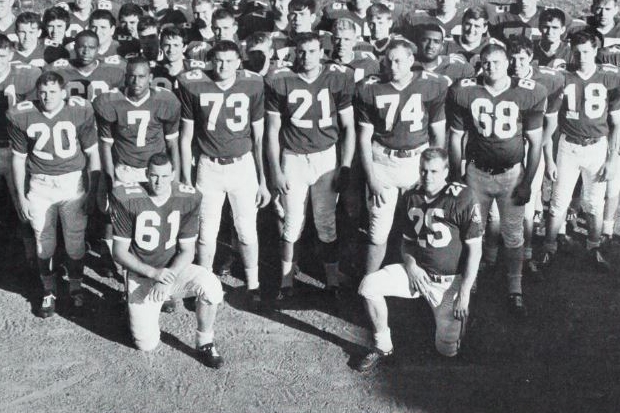 Photo: Group photo of Dubuque football team