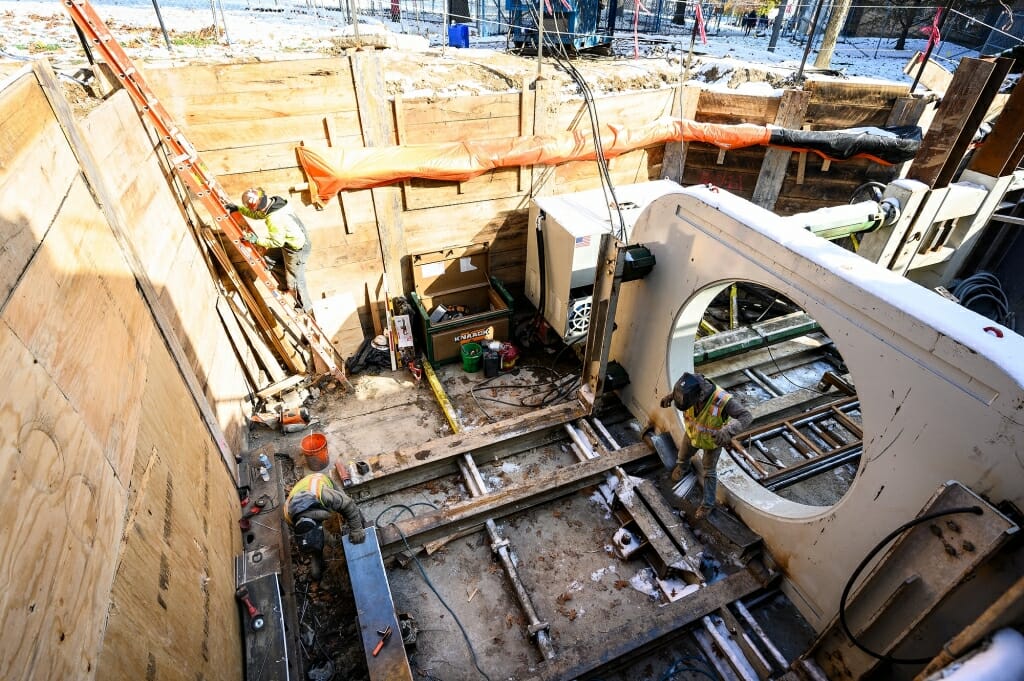 The borer runs along these hydraulic tracks.