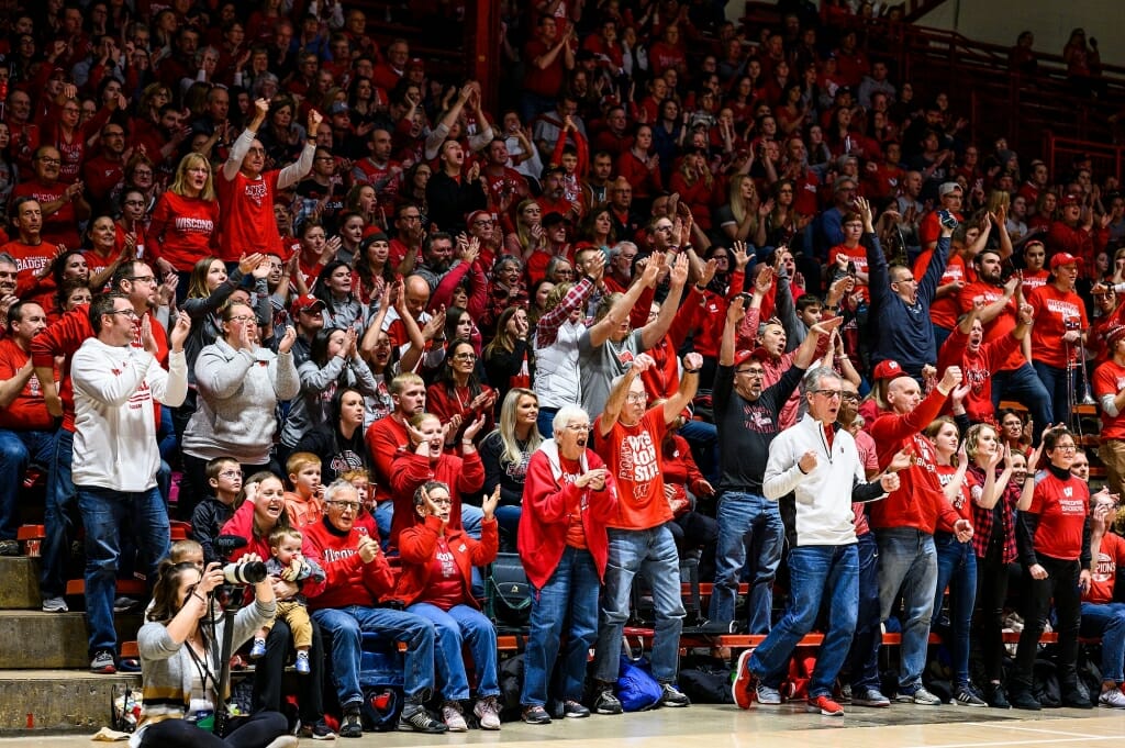 Photo: Crowd cheering