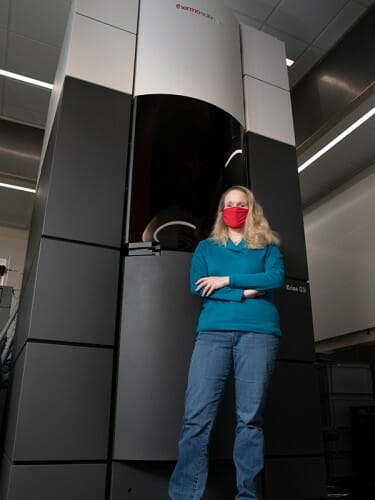 Elizabeth Wright with the Thermo Scientific Titan Krios G3i cryo-TEM