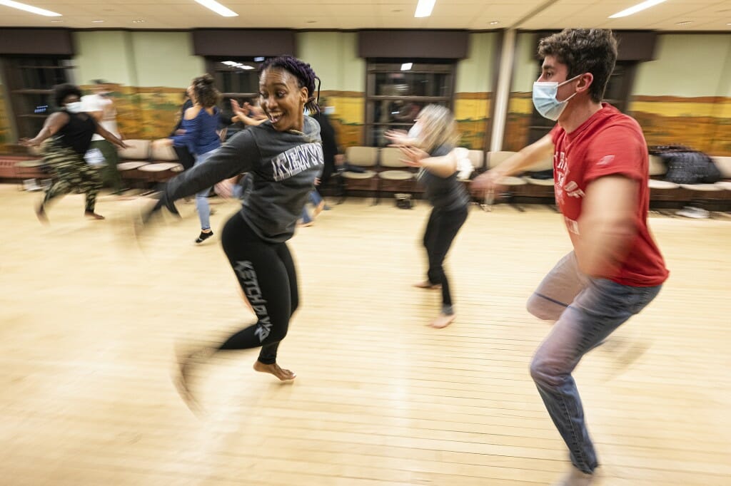 Letrice demonstrates good dance form for the participants.