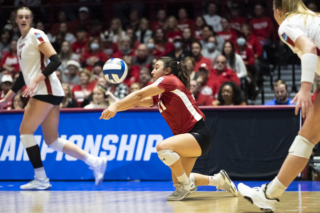 Gulce Guctekin (#21) digs the ball against Pitt.