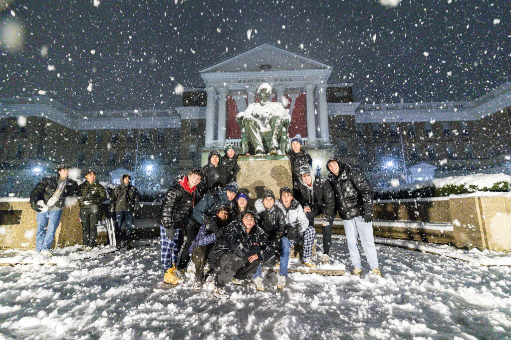 Students pose for a photo with the Abraham Lincoln statue.