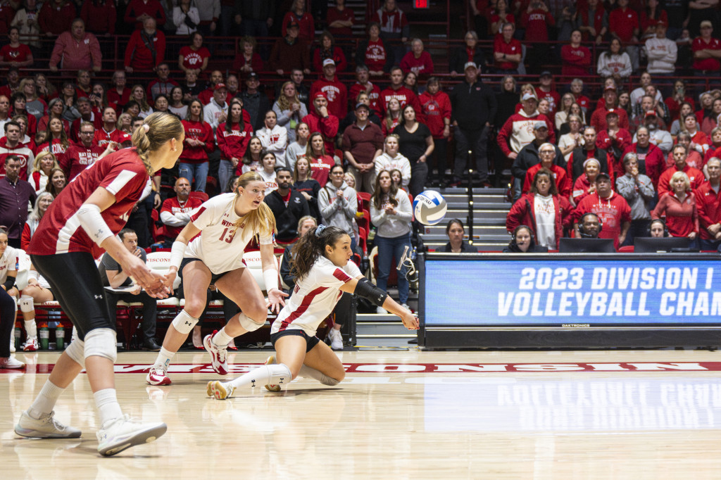 Gulce Guctekin (21) digs the ball against Miami.